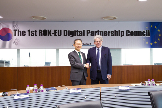 이종호(왼쪽) 과학기술정보통신부 장관과 띠에리 브르통 EU 내수시장 집행위원이 30일 오전 서울 중구 서울중앙우체국에서 열린 '제1차 한·EU 디지털 파트너십 협의회' 에서 기념촬영 하고 있다. 과기정통부 제공